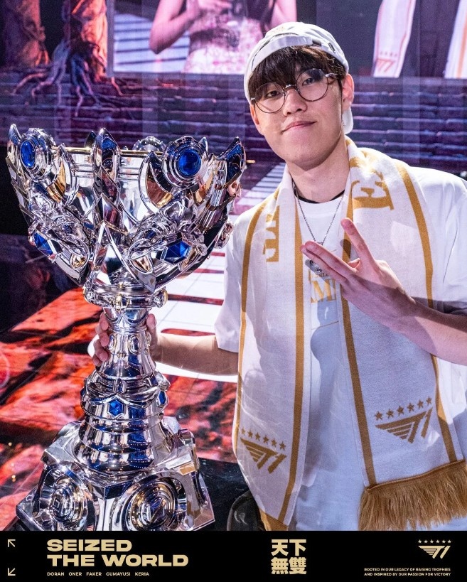 天下无双⭐⭐⭐⭐⭐⭐️!T1官方分享队员S15决赛捧杯照片