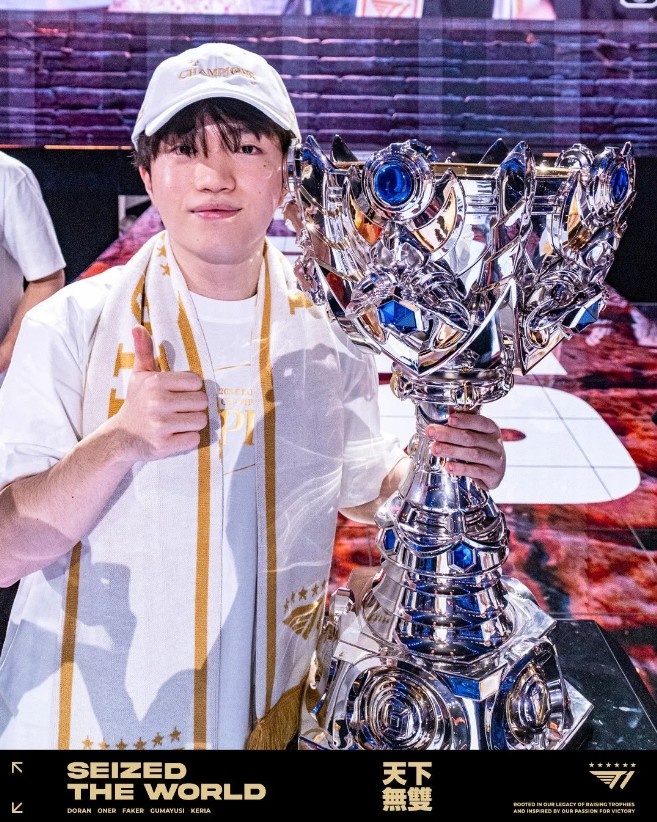 天下无双⭐⭐⭐⭐⭐⭐️!T1官方分享队员S15决赛捧杯照片