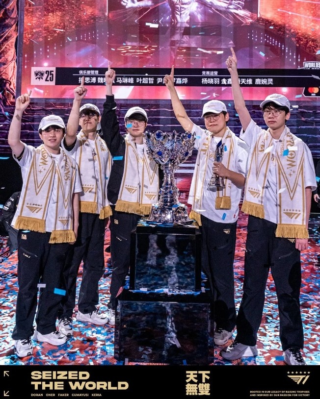 天下无双⭐⭐⭐⭐⭐⭐️!T1官方分享队员S15决赛捧杯照片