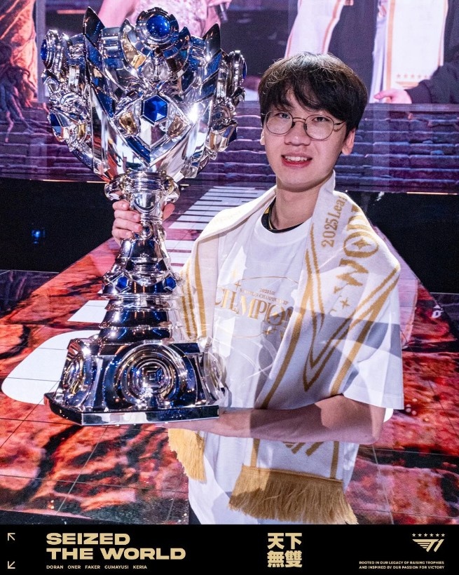 天下无双⭐⭐⭐⭐⭐⭐️!T1官方分享队员S15决赛捧杯照片