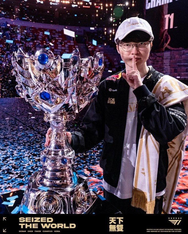 天下无双⭐⭐⭐⭐⭐⭐️!T1官方分享队员S15决赛捧杯照片