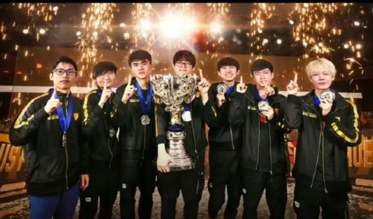 明年就退了😭凤出东方,凰鸣四海!六年前的今天FPX夺得S9冠军