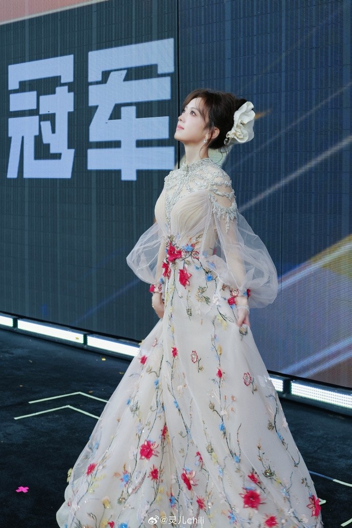 KPL主持灵儿晒赛场返图：好感动🥹我也是在鸟巢当过主持人啦！