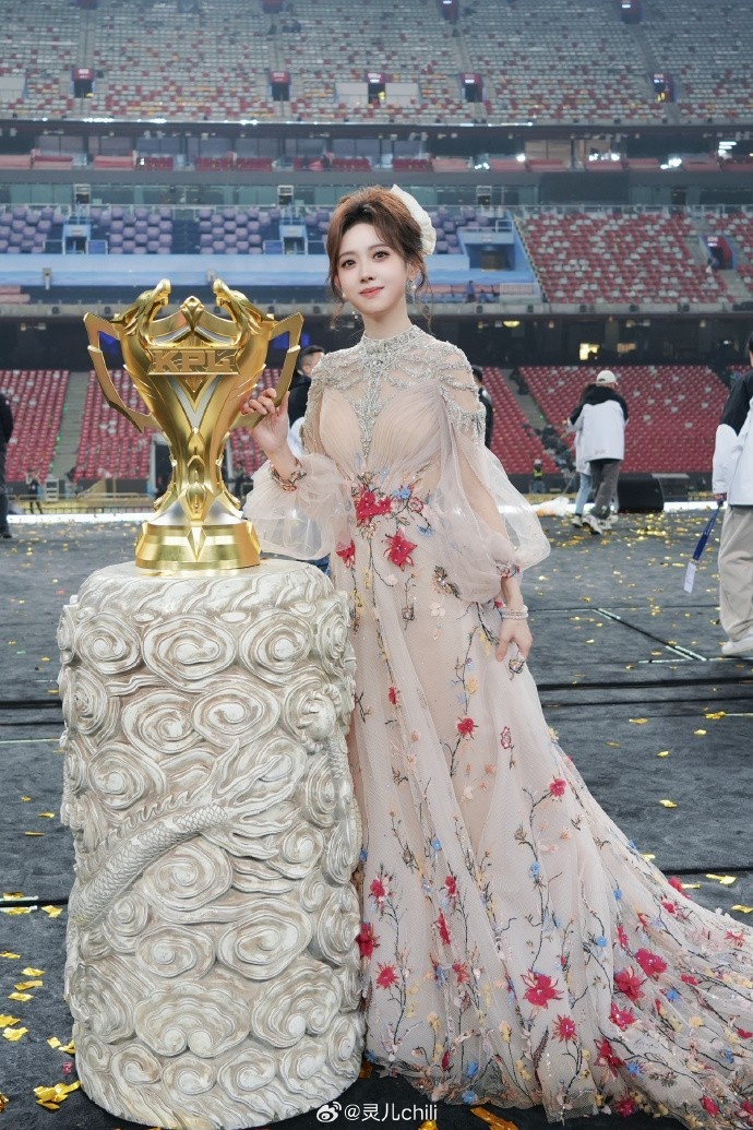 KPL主持灵儿晒赛场返图：好感动🥹我也是在鸟巢当过主持人啦！