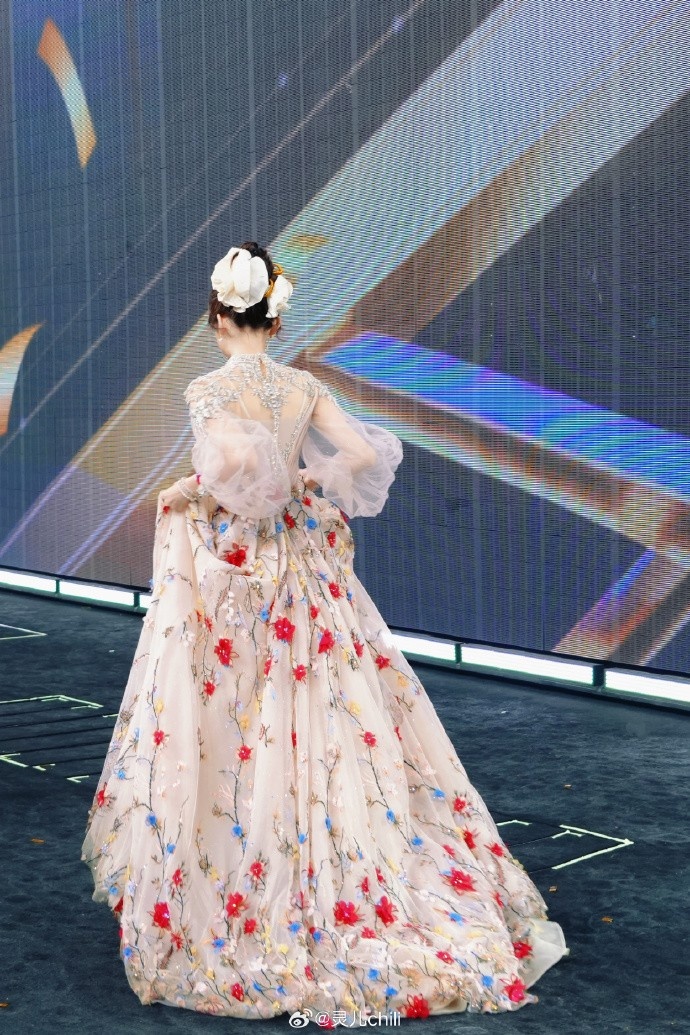 KPL主持灵儿晒赛场返图：好感动🥹我也是在鸟巢当过主持人啦！