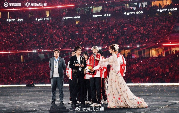 KPL主持灵儿晒赛场返图：好感动🥹我也是在鸟巢当过主持人啦！