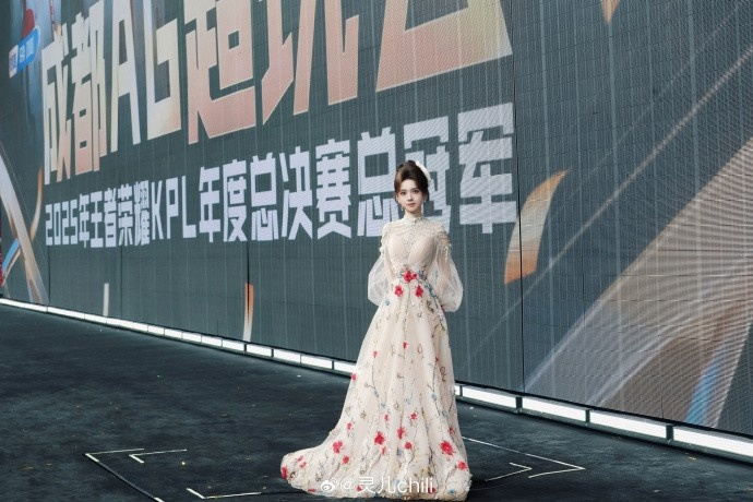 KPL主持灵儿晒赛场返图：好感动🥹我也是在鸟巢当过主持人啦！