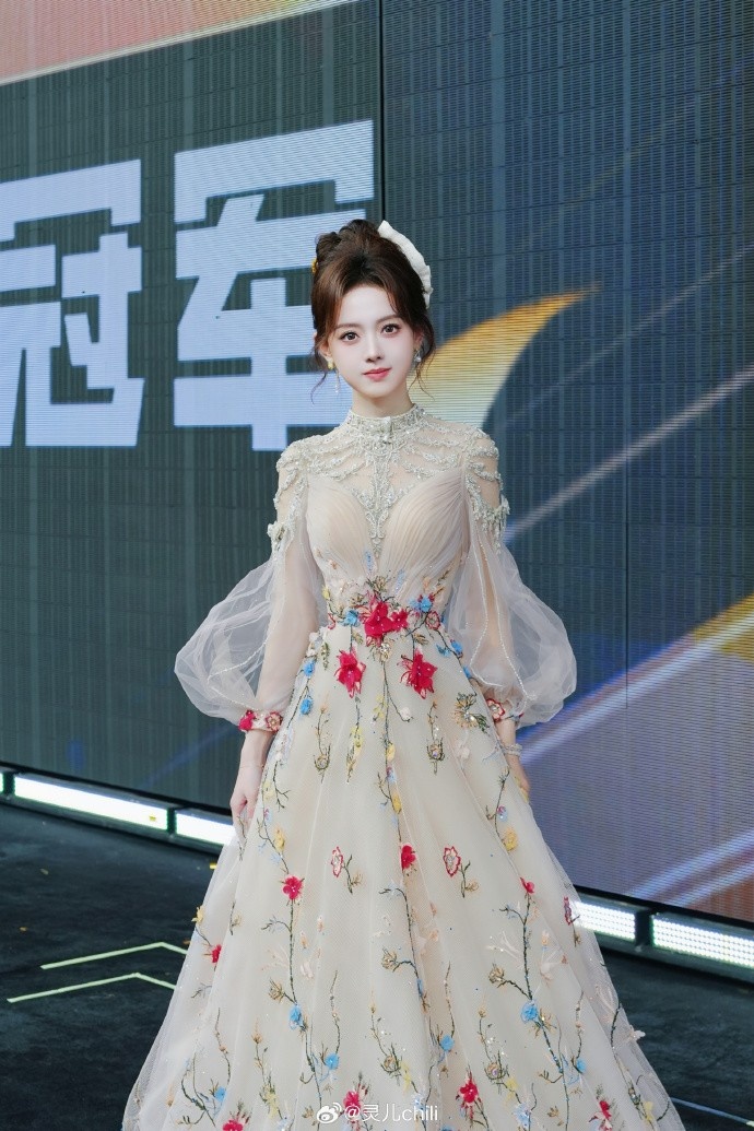 KPL主持灵儿晒赛场返图：好感动🥹我也是在鸟巢当过主持人啦！