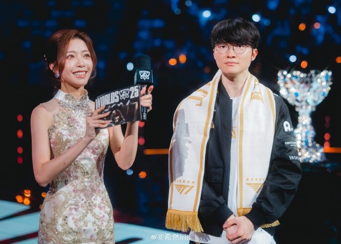 希然晒照:这一次作为主持人见证赛事长河里新的历史,何其有幸