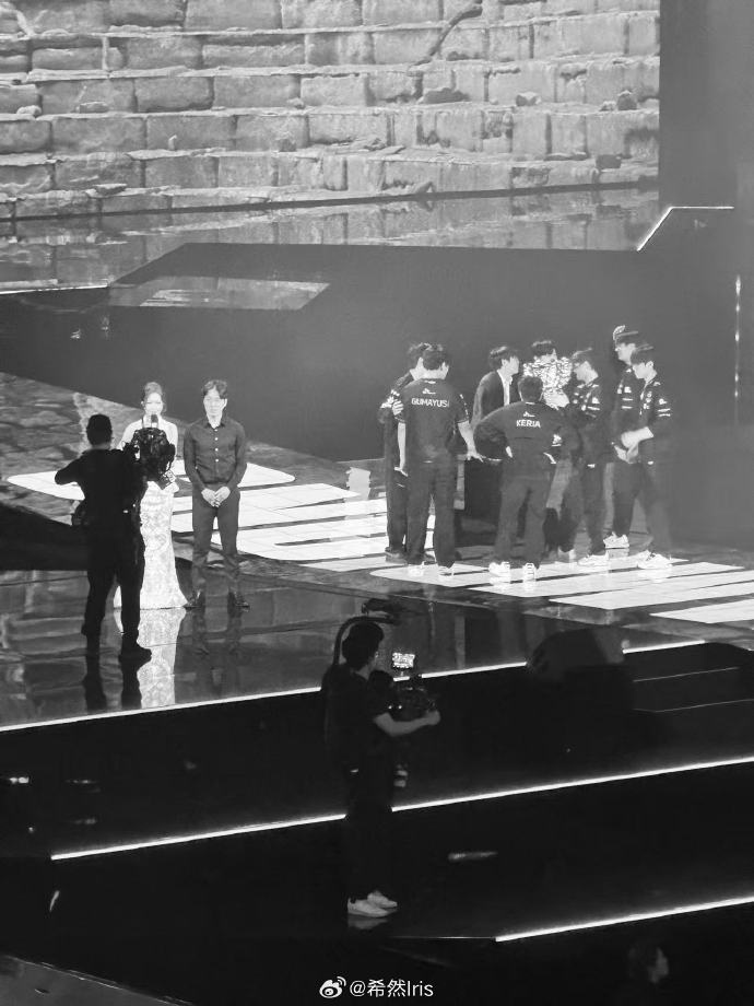 希然晒照:这一次作为主持人见证赛事长河里新的历史,何其有幸