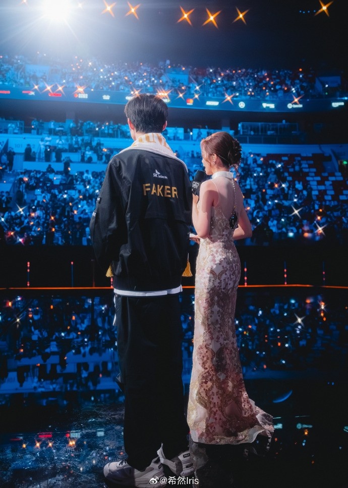 希然晒照:这一次作为主持人见证赛事长河里新的历史,何其有幸