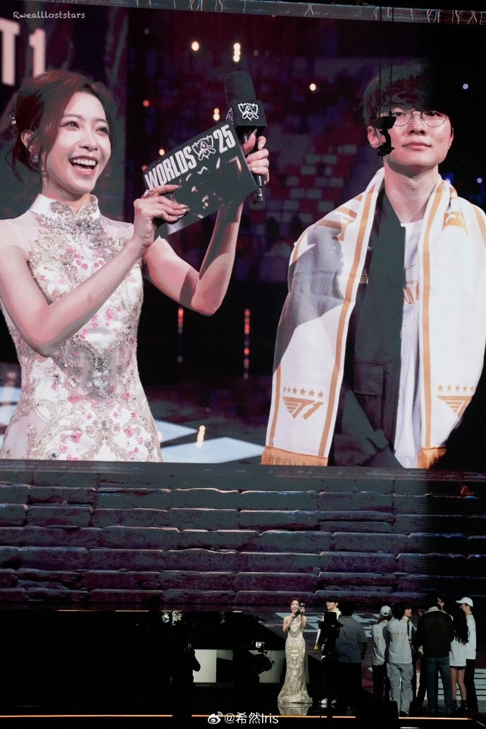 希然晒照:这一次作为主持人见证赛事长河里新的历史,何其有幸