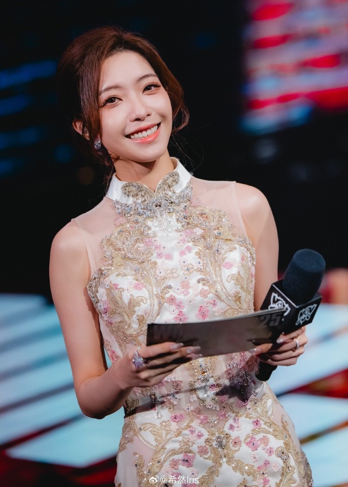 希然晒照:这一次作为主持人见证赛事长河里新的历史,何其有幸