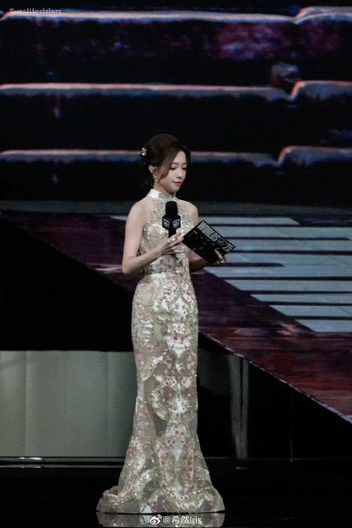 希然晒照:这一次作为主持人见证赛事长河里新的历史,何其有幸