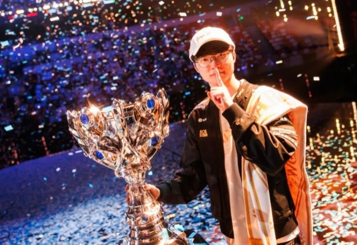 Faker更新社媒：与奖杯的合影⭐️⭐️⭐️⭐️⭐️⭐️👍