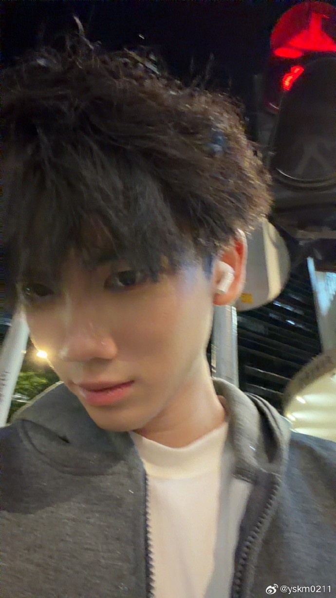 YSKM晒照:感谢官方邀请去tvb解说 辛苦各位工作人员了