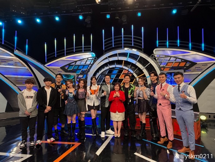 YSKM晒照:感谢官方邀请去tvb解说 辛苦各位工作人员了