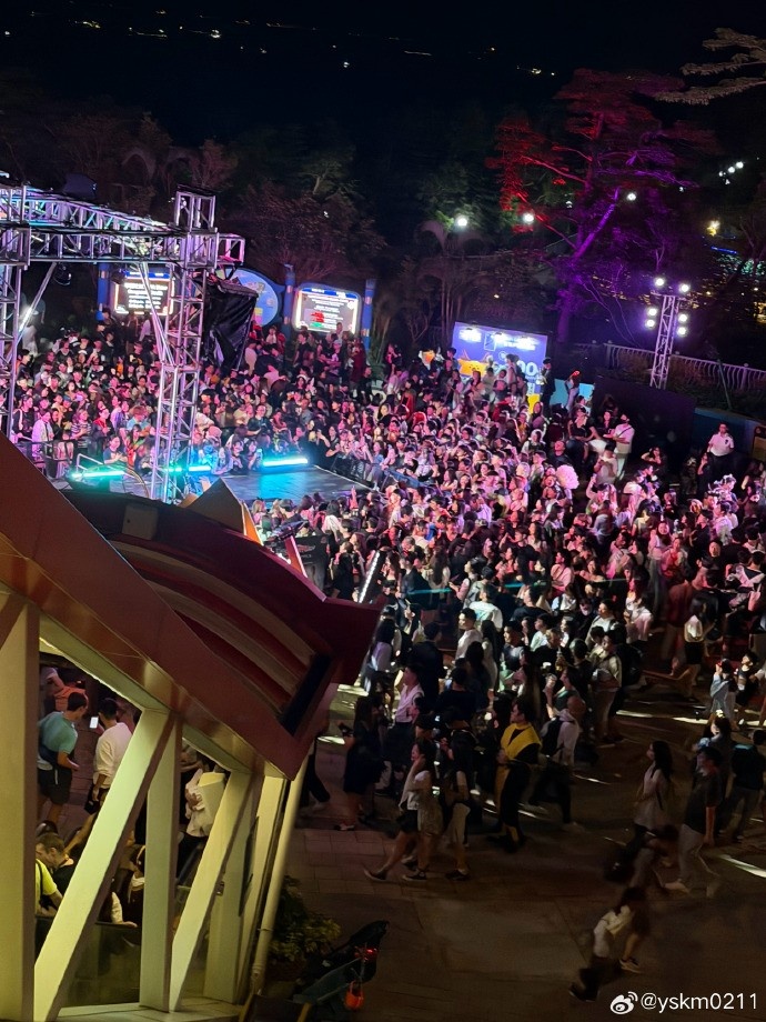 YSKM晒照:感谢官方邀请去tvb解说 辛苦各位工作人员了