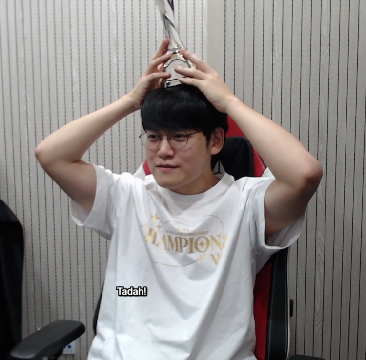 真是爽到了😄Gumayusi在直播间向粉丝们多角度展示FMVP奖杯