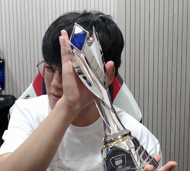 真是爽到了😄Gumayusi在直播间向粉丝们多角度展示FMVP奖杯