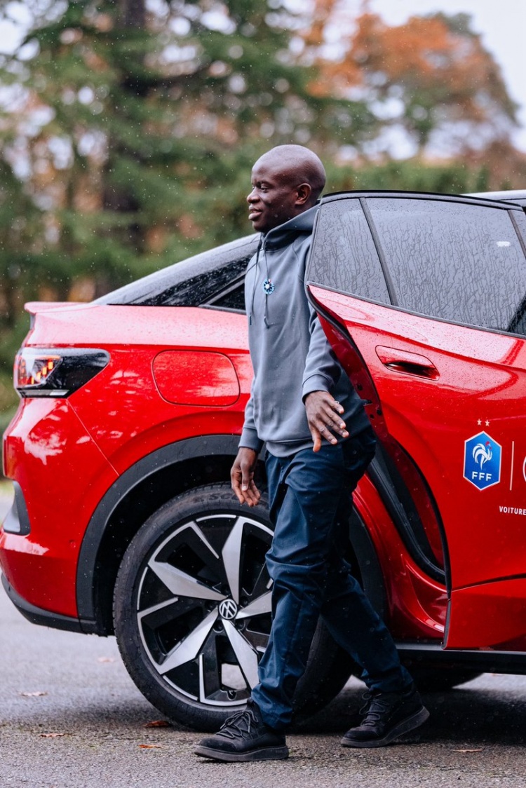 潮男聚会！法国队社媒晒球员报到视频+照片