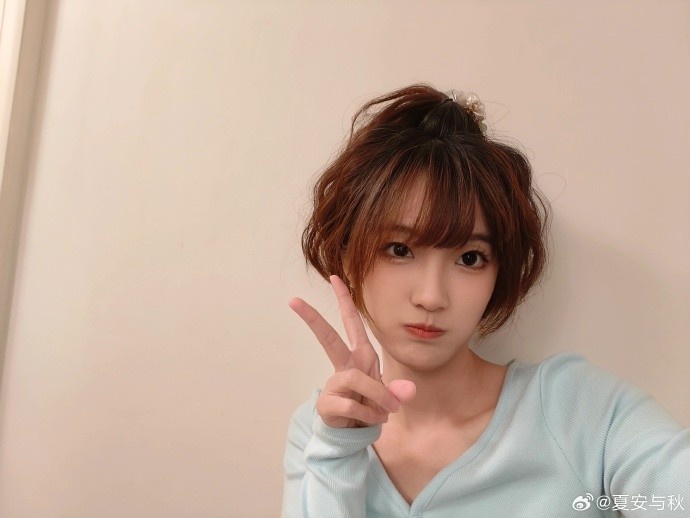 夏安分享自拍:准备出发去越南出差手游咯 河粉爱好者做好准备了