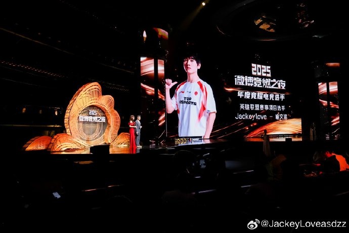 JackeyLove竞燃之夜返图：收获满满的一天 见到很多前辈和好朋友