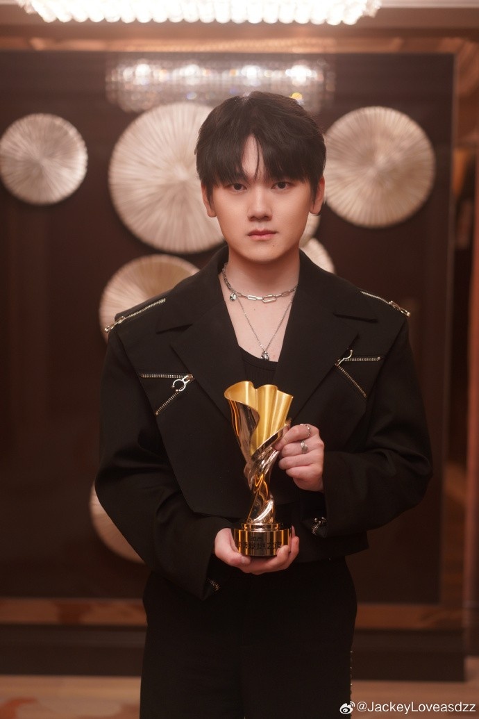 JackeyLove竞燃之夜返图：收获满满的一天 见到很多前辈和好朋友