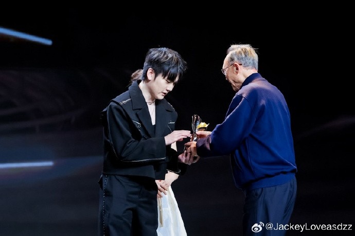 JackeyLove竞燃之夜返图：收获满满的一天 见到很多前辈和好朋友