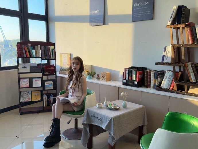 BaoBao晒照:好多年没进组 都快忘了自己也是个表演科班生了嘻嘻