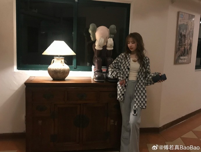 BaoBao晒照:好多年没进组 都快忘了自己也是个表演科班生了嘻嘻