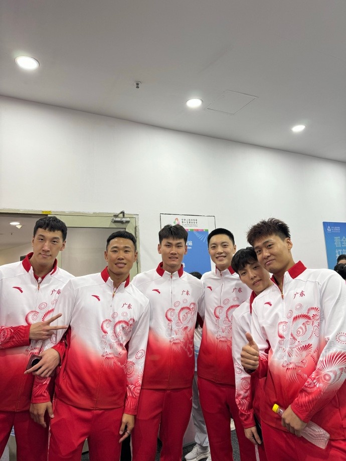 [推荐]王睿泽晒多张全运会夺金后合影：值得回忆一辈子的经历 感恩(图2)