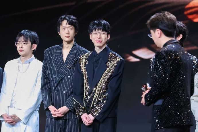 AL分享微博之夜返图:领奖时刻📸感谢大家一年以来的支持