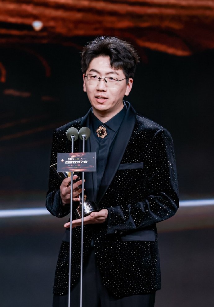 AL分享微博之夜返图:领奖时刻📸感谢大家一年以来的支持