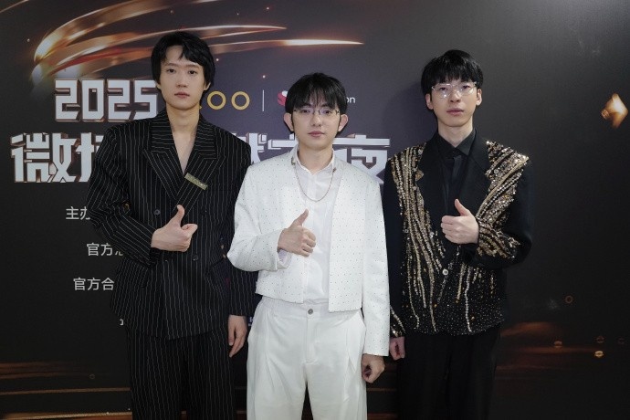 AL分享微博之夜返图:领奖时刻📸感谢大家一年以来的支持