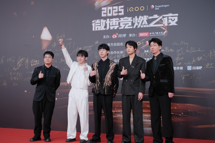 AL分享微博之夜返图:领奖时刻📸感谢大家一年以来的支持