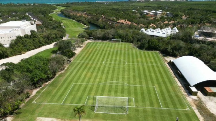 难得一见！墨西哥一处为世界杯提供的训练场竟缺了一角，遭到吐槽