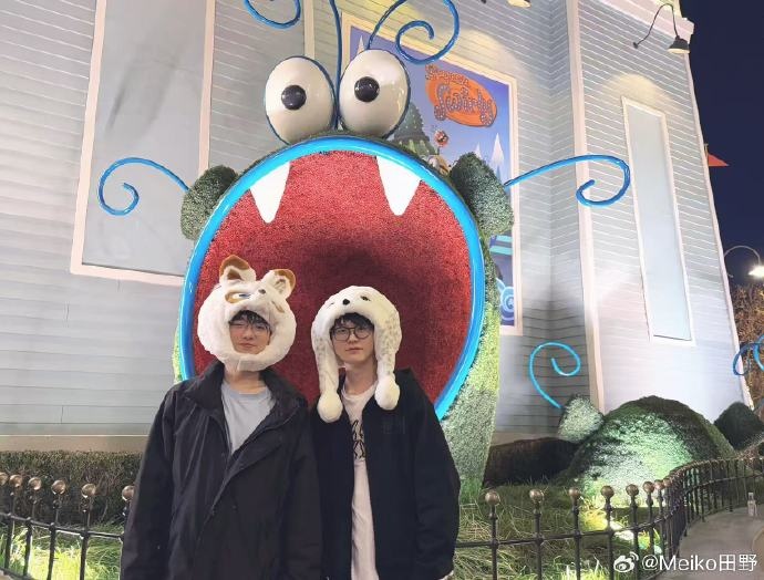 【万博电竞】Meiko晒照:北京霍格沃茨的夜晚真冷 跟老猪合影的猫头鹰就是我