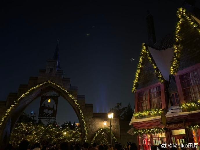 【蜗牛电竞】Meiko晒照:北京霍格沃茨的夜晚真冷 跟老猪合影的猫头鹰就是我