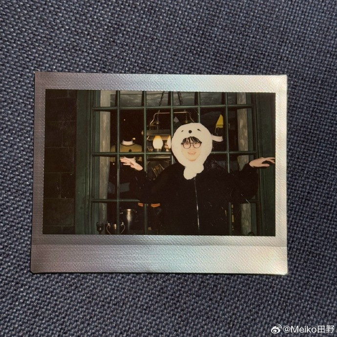 【蜗牛电竞】Meiko晒照:北京霍格沃茨的夜晚真冷 跟老猪合影的猫头鹰就是我