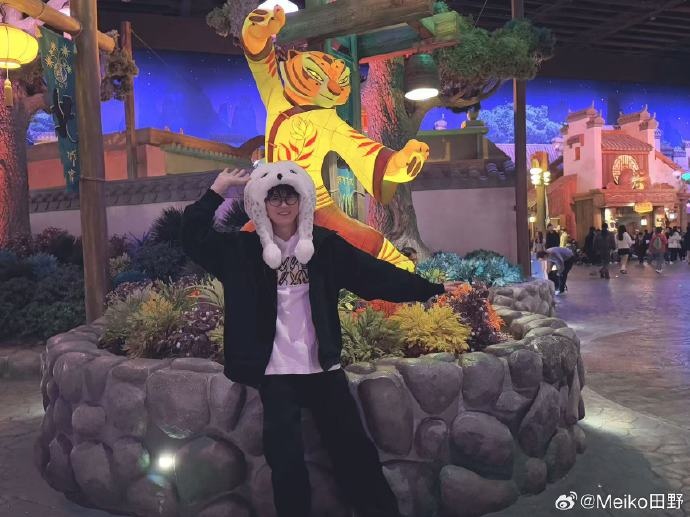 【蜗牛电竞】Meiko晒照:北京霍格沃茨的夜晚真冷 跟老猪合影的猫头鹰就是我