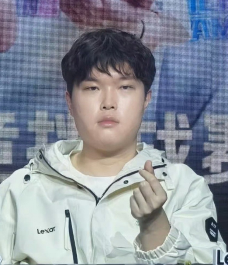 【万博电竞】媒体人谈Bin割双眼皮:不知道受了什么刺激,突然一下容貌焦虑了