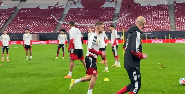 记者：基米希今日因伤未参加德国队合练，只进行了个人训练