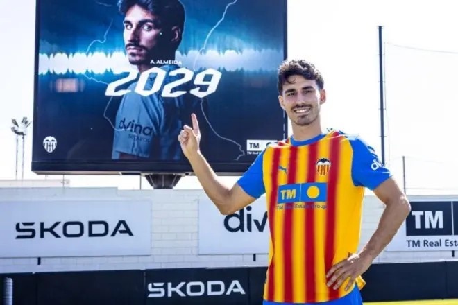 【西甲】马卡:瓦伦西亚中场安德烈·阿尔梅达一年换三家经纪公司(图1) 【西甲】马卡:瓦伦西亚中场安德烈·阿尔梅达一年换三家经纪公司(图1)