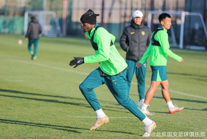 【球迷报道】这两天气温下降相当明显 大家在认真工作的同时,也要做好保暖哦(图2) undefined