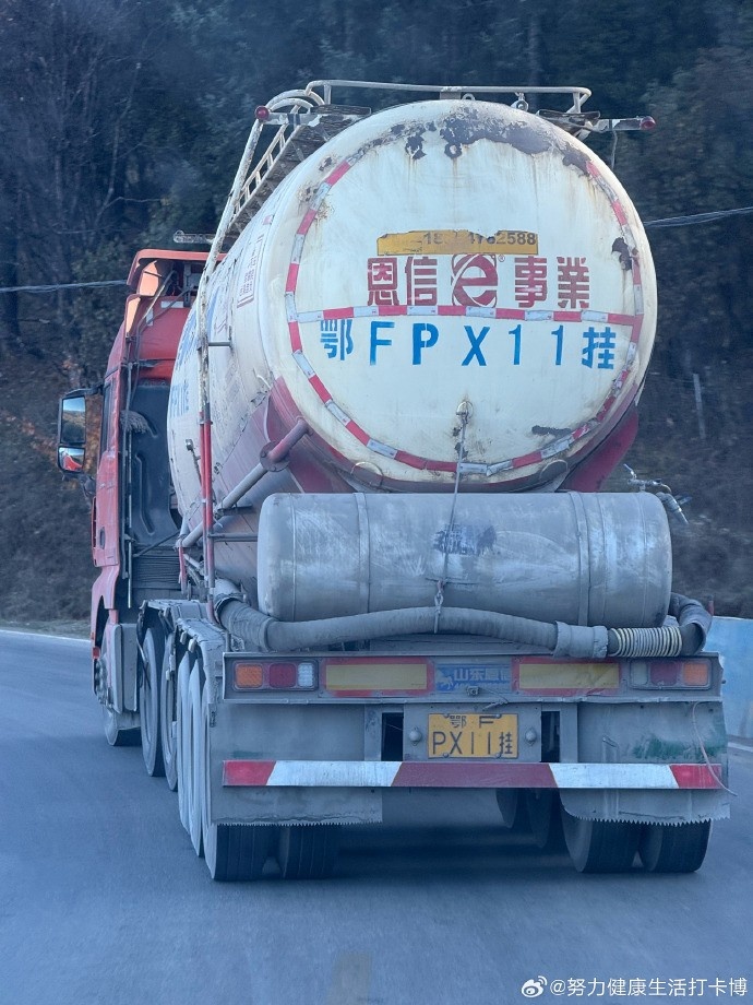 糖小幽晒照偶遇车牌号“FPX11”：昨天香格里拉路上拍的