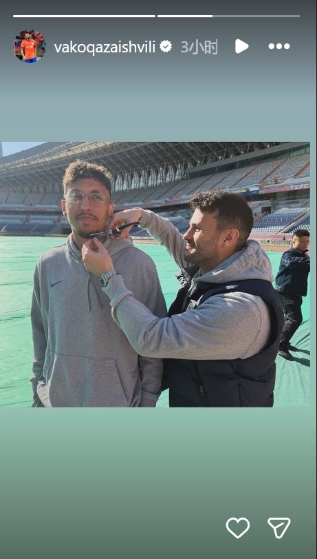 【足球】亲自上手！瓦科社媒晒照，他为克雷桑剪胡子(图1)