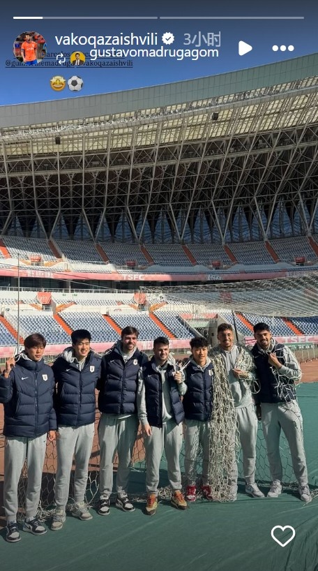 【足球】亲自上手！瓦科社媒晒照，他为克雷桑剪胡子(图2)