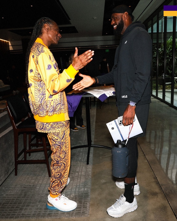 支持主队！湖人官推晒Snoop Dogg造访球队训练馆组图