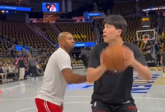 今天能有多少时间？杨瀚森赛前热身 对抗后勾手+暴扣 三分6中6